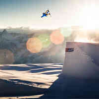 Sprung über Kicker im Snowboard Sölden