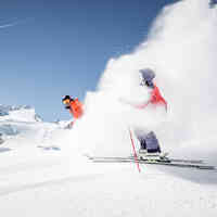 Paar beim Skifahren im Ötztal