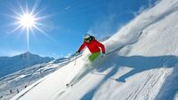 Skifahrer im Ötztal bei Sonnenschein